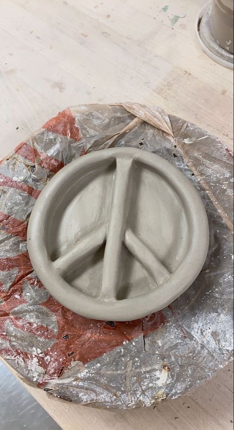 Slap Ceramic Ideas, Clay Craft Ideas Aesthetic, Clay Ideas Tray, Cool Air Dry Clay Ideas, Spiritual Clay Art, Clay Rolling Tray Diy, Weird Clay Ideas, Clay Pottery Aesthetic, Easy Things To Make Out Of Clay