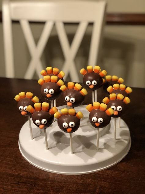 Cake pops taste better when disguised as turkeys! Turkey Cake Pops, Scarecrow Cake, Thanksgiving Desserts Cake, Thanksgiving Cake Pops, Fall Cake Pops, Cake Pop Flavors, Pumpkin Cake Pops, Turkey Ideas, Thanksgiving Cake