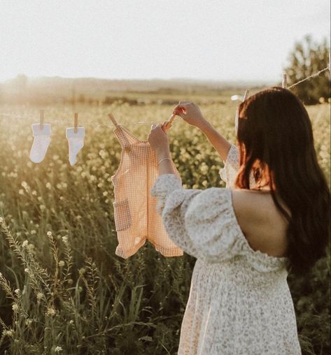 Flowery Maternity Photos, Clothes Line Baby Announcement, Clothes Line Pregnancy Announcement, Maternity Shoot Themes, Cottagecore Pregnancy Announcement, Clothesline Pregnancy Announcement, Spring Maternity Photos Family, Maternity Shoot Backdrop, Vintage Baby Announcement