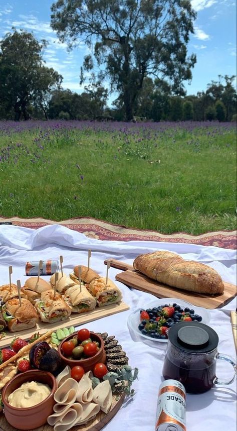 Elevate your outdoor adventures with our versatile picnic blanket. Perfect for family gatherings, romantic dates, or fun outings with friends, this blanket is designed for comfort and convenience. Lightweight, easy to carry, and simple to clean, it's your ideal companion for creating wonderful picnic memories. Make your picnics perfect – click to explore our picnic blanket! Photo Courtesy of Eva. Easy Picnic Set Up Ideas, Breakfast Ideas Picnic, Mini Picnic Ideas, Picnic Breakfast Ideas, Picnic Table Food, Yoga Breakfast, Bday Picnic, Breakfast Picnic, Picnic Date Food