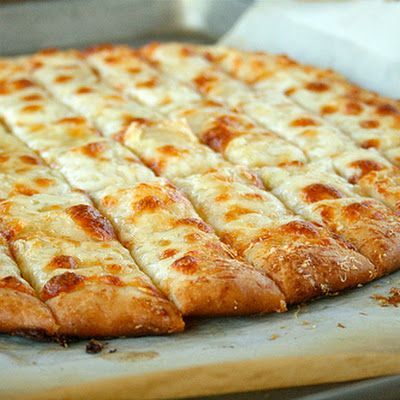 Fail-Proof Pizza Dough and Cheesy Garlic Bread Sticks Recipe - Key Ingredient Cheesy Garlic Bread Sticks, Garlic Bread Sticks, Bread Sticks, Cheesy Garlic Bread, God Mat, Think Food, Pizza Recipes Dough, Snacks Für Party, Chapati