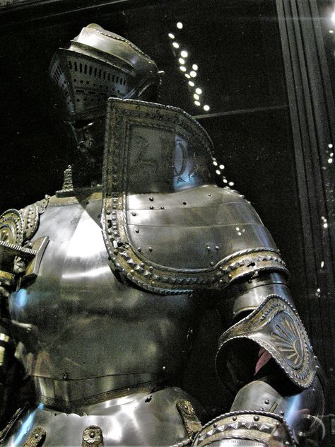 The KD armor of Charles V .  "KD" stands for Karolus Divinos"; armor made by Colman , 16th century. 1500s Armor, Crusade Armor, 16th Century Armor, Wing Armor, Ceremonial Armor, Man In Armor, Real Armor, Gothic Armor, 15th Century Armor