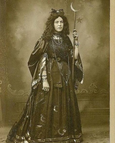 Victorian Woman Dressed As A Witch Or A High Priestess, Taken At Emil H. Klemke's Photographic Studio In Scribner, Nebraska (Population, 827) In Around 1900 Victorian Costume Halloween, Celestial Dress, Victorian Halloween, Poster Halloween, Boho Halloween, Vintage Halloween Costume, Animal Funny, Fancy Dress Costume, Halloween Printable