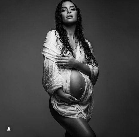 Black And White Maternity Photos, Photoshoot Los Angeles, Studio Maternity Shoot, Black And White Maternity, Studio Maternity Photos, Maternity Photography Poses Outdoors, Pregnancy Belly Photos, Maternity Photo Outfits, Modern Maternity