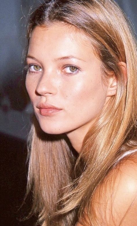 Kate Moss Stil, Kate Moss Hair, Supermodel Body, Kate Moss 90s, Kate Moss Style, Look Grunge, Queen Kate, 90s Supermodels, Organic Makeup