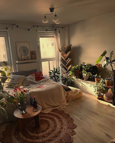 Small Room Ideas With Plants, Apartment Decor Inspo Aesthetic, Aesthetic Appartement, College Apartment Decor Bedroom, Small Bedroom Rugs, Earthy Room, Art Bedroom Ideas, Color Living Room, Idea Bedroom