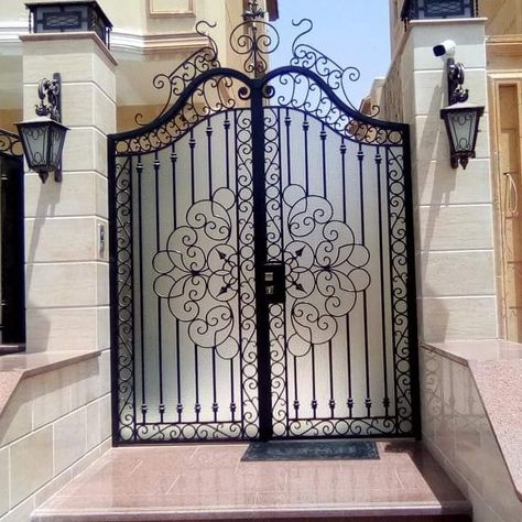 Gate Lighting Ideas, Luxury Gate Entrance, Christmas Entrance Decor, Gate Entrance Ideas, Front Door Decor Winter, Security Door Design, Iron Main Gate Design, Christmas Entrance, Metal Driveway Gates