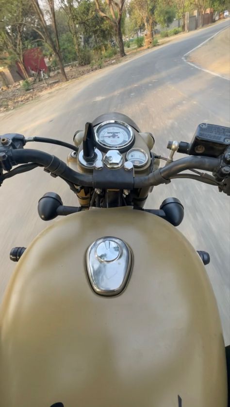 #bullet #royalenfield #snapchatideas Bullet Snap, Classical Hollywood Cinema Photography, Hollywood Cinema, Cinema Photography, Train Photography, Hand Pictures, Snapchat Picture, Moon Photography, Driving Pictures