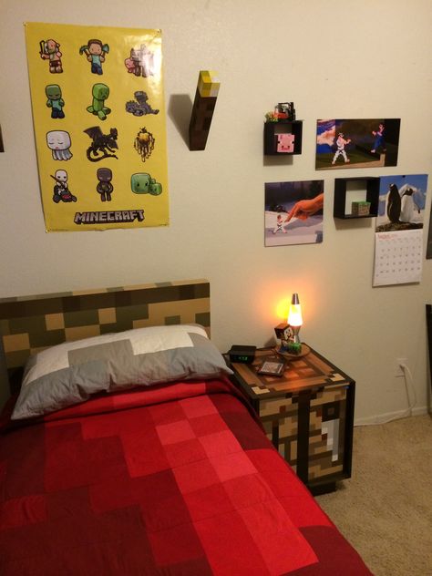 Headboard replica based on Minecraft. Minecraft Bedroom In Real Life, Mc Room Decor, Minecraft Bedroom Real Life, Minecraft Headboard, Minecraft Bedroom Ideas Real Life, Bedroom Design Minecraft, Minecraft Themed Bedroom, Boys Bedroom Ideas Gamer, Bed Headboard Ideas