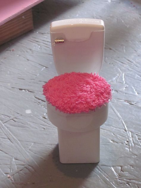 Barbie doll toilet... made from the top of a soft scrub bottle and a dental floss container. Garden Container Ideas, Barbie House Furniture, Soft Scrub, Diy Barbie House, Garden Container, Bible Songs, Container Ideas, Doll Furniture Diy, Barbie Dolls Diy