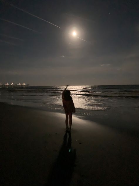 Beach Pics At Night, Beach At Night Aesthetic, Dark Beach Aesthetic, Moon And Beach, Beach Night Aesthetic, Night Beach Pics, Night Time Beach Pictures, Moon Beach Aesthetic, Moon On Beach