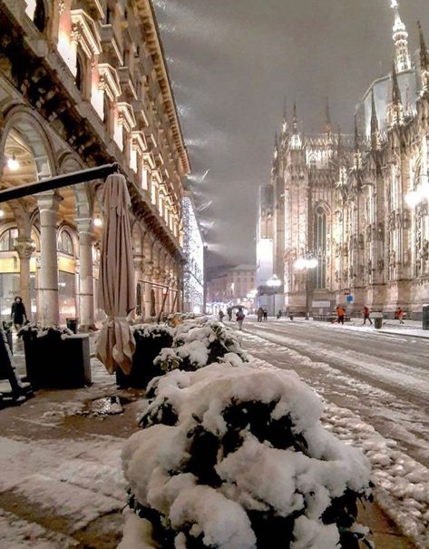 Milan In Winter, Snow In Europe, Rome Italy Aesthetic, Europe In December, Rome Winter, Travel Instagram Ideas, Italy Winter, Christmas In Italy, Europe Aesthetic