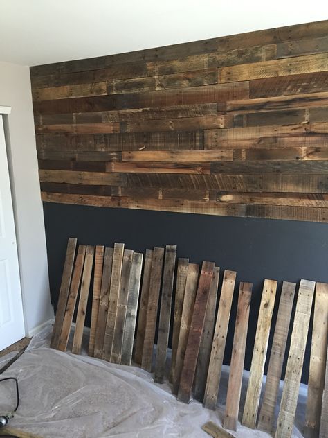 Pallet Wood Walls Living Room, Pallet Wall Nursery, Pallet Wall Bedroom, Pallet Wall Ideas, Party Garage, Western Room Ideas, Pallet Accent Wall, Wood Walls Living Room, Pallet Wood Wall