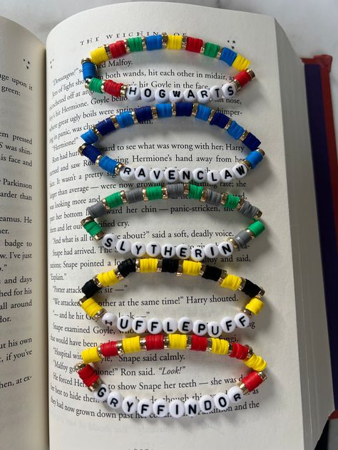 Show off your Harry Potter spirit with the set of all the Hogwarts Houses! The bracelets are 7 inches, 7.5 inches can be requested! Colors may vary slightly! I cannot change anything except the size! Love Potion Bracelet, Harry Potter Kandi Bracelets, Harry Potter Clay Bead Bracelets, Harry Potter Inspired Bracelets, Harry Potter Quinceanera Theme, Harry Potter Themed Gifts Diy, Harry Potter Beaded Jewelry, Friendship Bracelets Harry Potter, Harry Potter Handmade Gifts