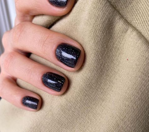 Dark Green Short Gel Nails, Dark Green And Black Nails Short, Dark Green Manicure, Very Dark Green Nails, Dark Green Nails Grunge, Nail Tattoo, Xmas Nails, Minimalist Nails, Mani Pedi