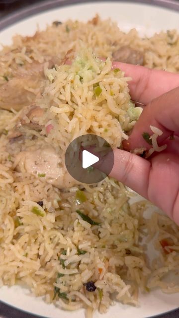 Chicken Pulao Recipe Indian, Yakhni Pulao Chicken, Chicken Pulao, Ghee Rice Recipe, Chicken Pulao Recipe, Pulao Recipe, Small Tomatoes, Green Chilli, Coriander Seeds