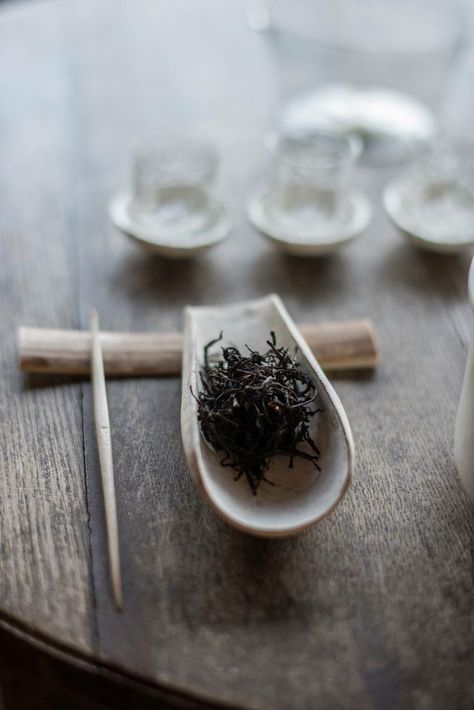 raw Ideas Taiwanese Tea, Tea Infusers, Tea Culture, Japanese Tea Ceremony, Tea Art, Chinese Tea, My Cup Of Tea, Tea Rituals, Japanese Tea