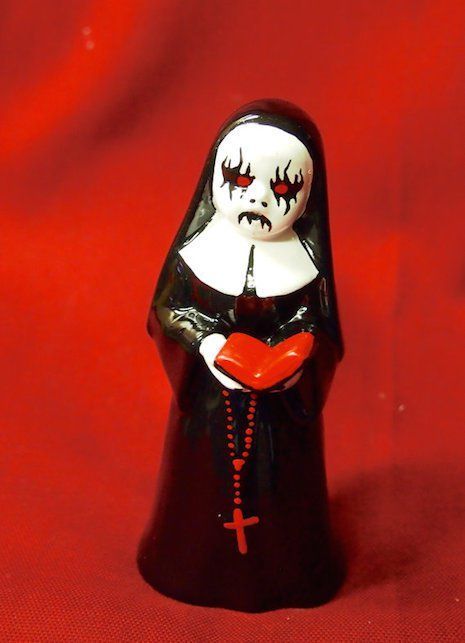 Artist Gives Grandma's Ceramic Figurines A Black Metal Makeover - Neatorama Gothic Noir, Horror Crafts, Goth Dolls, Macabre Decor, Creepy Baby Dolls, Imaginary Friends, Thrift Store Crafts, Goth Home Decor, Op Shop