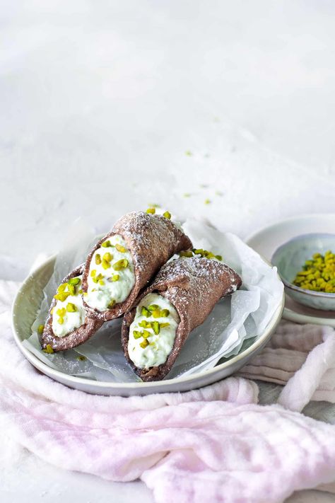 Cannoli mit Ricotta wie in Italien - klassisches Rezept | Foodio Ricotta Dessert, Italian Dinner Party, Italian Dinner, Italian Cooking, Cannoli, Aioli, Pretzel Bites, Ricotta, Read More