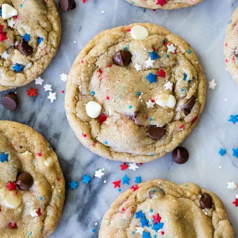 Blue Chocolate Chip Cookies, Holiday Dessert Drinks, Sugar Spun Run, Blue Cookies, 4th Of July Desserts, Fourth Of July Food, Blue Chocolate, Chocolate Chunk Cookies, White Chocolate Chips