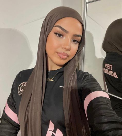 Cute Hijabi Girl, Pretty People With Hijab, Hejabi Girl Style, Hjabi Girl Aesthetic, Pretty Hijabi Girl, Pretty Hijabi, Khaleeji Abaya, Arabic Women, Girl Ootd