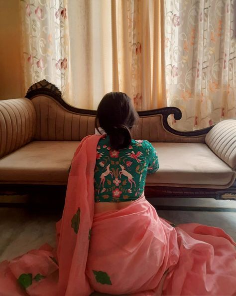 Poses On Saree At Home, Bengali Saree Aesthetic, Saree Aesthetic, Baggy Jeans For Women, Photoshoot At Home, Desi Aesthetics, Simple Saree Designs, Sari Design, Latest Blouse Designs Pattern