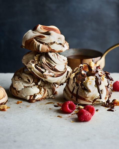 Chocolate And Caramel Desserts, Winter Baking Ideas, Chocolate Meringues, Impressive Dessert, Meringue Desserts, Chocolate Meringue, Caramel Recipes Sauce, Hazelnut Praline, Impressive Desserts