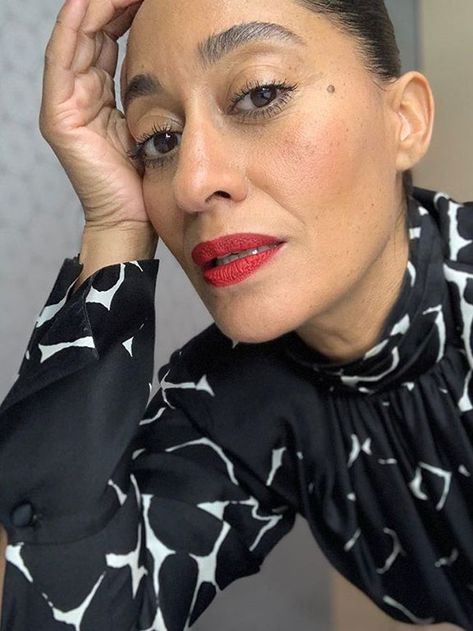 How to Wear Bright Lipstick Like You Know What You're Doing Traci Ellis Ross, Bright Pink Lipstick, Tracee Ellis Ross Style, Tracee Ellis Ross Fashion, Bright Lipstick, Makeup Artist Tips, Tracee Ellis Ross, Mascara Wands, Lips Shades