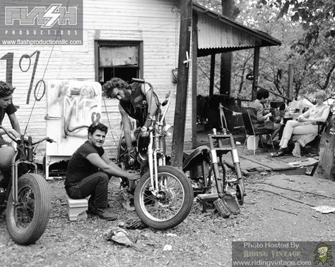 Riding Vintage: Portraits of American Bikers: Life in the 1960s Motorcycle Camping Gear, Biker Photography, Old School Chopper, Classic Harley Davidson, Seni Vintage, Biker Lifestyle, Old Motorcycles, Motorcycle Camping, Vintage Biker