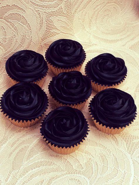 Rose Gold And Black Cupcakes, Black Rose Cupcakes, Dirty 30 Birthday Party Ideas For Women, Rip Party, 30th Birthday Party Women, Roses Cupcakes, Dirty 30 Birthday Party, Rip 20s, Wolf Party