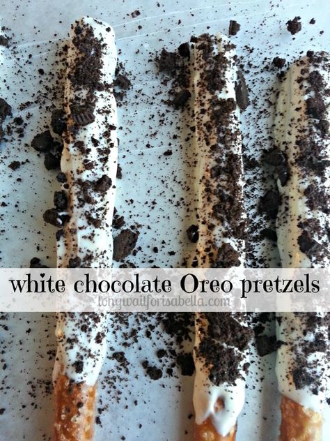 White Chocolate Oreo Pretzels Oreo Pretzel, Holiday Pretzel Treats, White Chocolate Oreos, Types Of Pastry, Pretzel Treats, Easy Sweets, Chocolate Oreo, Favorite Cookie Recipe, Oreo Recipes