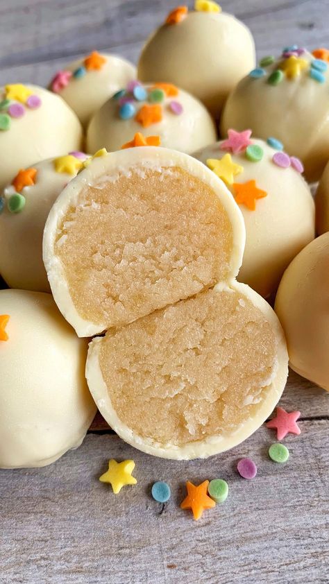 Vanilla Cake Balls, Millionaires Cheesecake, Easy Vanilla Cake, Vanilla Buttercream Icing, Cake Ball Recipes, Cake Mix Ingredients, Vanilla Sponge Cake, Vanilla Cake Mixes, Caramel Cheesecake