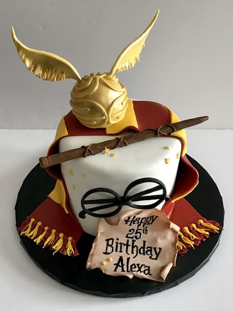 Harry Potter Cake ⚡️ Tort Harry Potter, Harry Potter Motto Party, Gateau Harry Potter, 7th Birthday Cakes, Harry Potter Birthday Cake, Harry Potter Bday, Harry Potter Theme Party, Harry Potter Food, Anniversaire Harry Potter