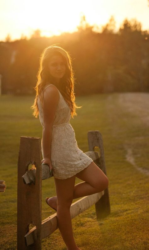 Fence Picture Poses, Fence Poses Photography, Fence Photoshoot, Farm Fence Photoshoot, Fence Senior Pictures, Senior Picture Ideas Covered Bridge, Senior Girl Photoshoots Western, Mother Daughter Pictures, Cute Senior Pictures