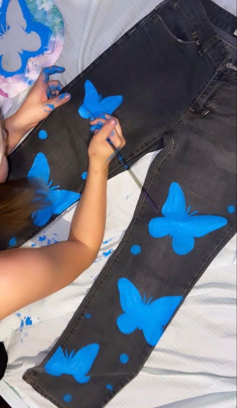 Painting on pants 🦋 Butterfly Painted Jeans, Bratz Jeans, Butterfly Jeans, Custom Jeans Diy, Bratz Fashion, Painting Butterfly, Painted Clothes Diy, Collage Work, Purple Jeans