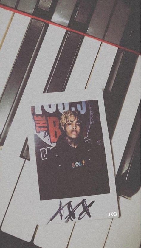 Xxxtentaci̇on Wallpaper, Miss U My Love, Rapper Wallpaper Iphone, Xxxtentacion Quotes, Rapper Art, X Picture, Rap Wallpaper, Most Beautiful Wallpaper, Photo Wall Collage