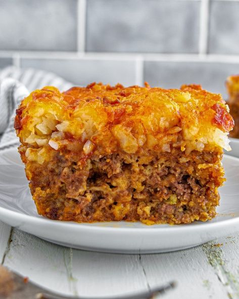 Cheesy Tater Tot Meatloaf Casserole Tater Tot Meatloaf, Amazing Meatloaf, Cheesy Tater Tots, Meatloaf Casserole, Fresh Potato, Best Meatloaf, Tater Tots, 9x13 Baking Dish, Food Ingredients