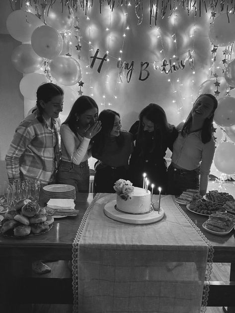 Birthday Aesthetic With Friends, Birthday Pictures Ideas With Friends, Birthday Party Photo Ideas With Friends, Friends At Home Aesthetic, Birthday Party Photoshoot With Friends, Birthday Photo Ideas With Friends, Birthday With Friends Aesthetic, Friends Birthday Photoshoot, Group Birthday Photoshoot