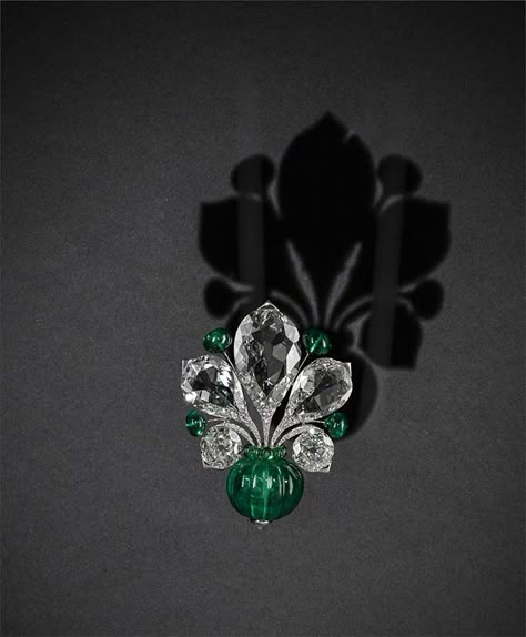 Viren Bhagat, French Jewelry, Jewelry Post, Diamond Brooch, Emerald Earrings, Emerald Jewelry, Gold Jewelry Fashion, Emerald Diamond, High Jewelry