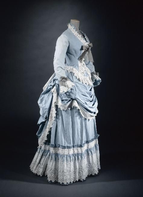 Dress 1872 Musée Galliera de la Mode de la Ville de Paris Historical Gowns, 1870s Fashion, 1800s Fashion, Bustle Dress, Victorian Costume, 19th Century Fashion, Paris Mode, Period Outfit, Old Dresses