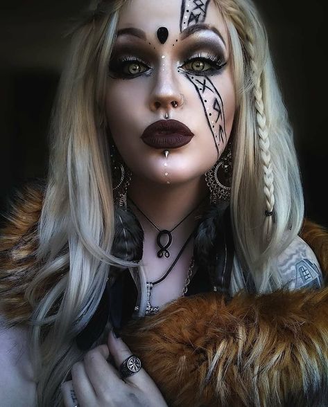 Modern Valkyries | Vikings on Instagram: “♠️ Shield-maiden of the day!! ♠️⚔️🖤 . 📸 @michellenicoletiley . ��♠️ Don’t forget to follow @modern_valkyries ♠️ Don’t forget to follow…” Warrior Makeup, Viking Makeup, Viking People, Viking Cosplay, Girl Face Tattoo, Girl Face Drawing, Viking Costume, Shield Maiden, Eye Makeup Designs