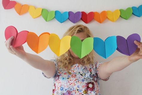 DIY Foldable Heart Garland - Perfect for a Rainbow Heart Party via @Kelly Lanza Paper Heart Garland, Rainbow Parties, Heart Party, Studio Diy, Diy Rainbow, Valentine Crafts For Kids, Rainbow Paper, Heart Garland, Diy Garland