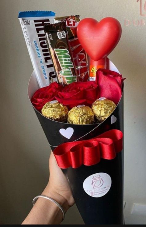 Bottle Gift Wrapping, Chocolate Cone, Valentines Gift Box, Diy Treats, Candy Pop, Diy Valentines Decorations, Gift Bouquet, Flowers Bouquet Gift, Birthday For Him