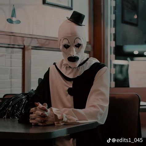 Jaybeenhavin on TikTok Aesthetic Horror Pfp, Horror Movies Widgets, Art The Clown Terrifier Fanart, Art Clown Terrifier, Scary Clown Art, Terrifier Aesthetic, Art The Clown Pfp, Terrifier Pfp, Scary Movie Aesthetic