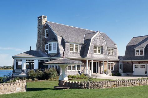 10 Classic Cape Cod Homes That Do Beach Decor Right Photos | Architectural Digest Cape Cod House Exterior, Bohemian Style Home, Cape Cod Style House, Cape Cod Beaches, Gambrel Roof, Shingle Style Homes, House Facade, Suburban House, Cape House