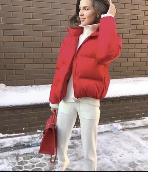 Red Puffer Jacket Outfit, Red Jacket Outfit, Coral Jacket, Cold Outfit, Puffer Jacket Outfit, Red Puffer Jacket, Nyc Outfits, Red Puffer, Winter Outfits Cold