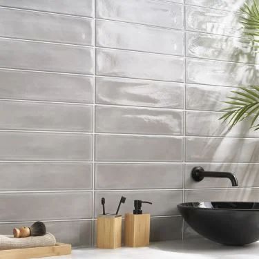 Neutral Contemporary Kitchen, Modern Tile Backsplash, Textured Subway Tile, Kitchen Wall Tiles Design, Gray Tile Backsplash, Gray Backsplash, Tile Refinishing, Grey Wall Tiles, Grey Bathroom Tiles