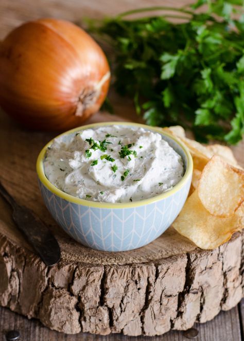 Homemade French Onion Chip Dip by Erica Kastner! Addictive. French Onion Chip Dip, Onion Chip Dip, Dips Sweet, Super Bowl Essen, Pepperoni Dip, Homemade French Onion Dip, Onion Dip Recipe, Chips Dip, Kid Foods