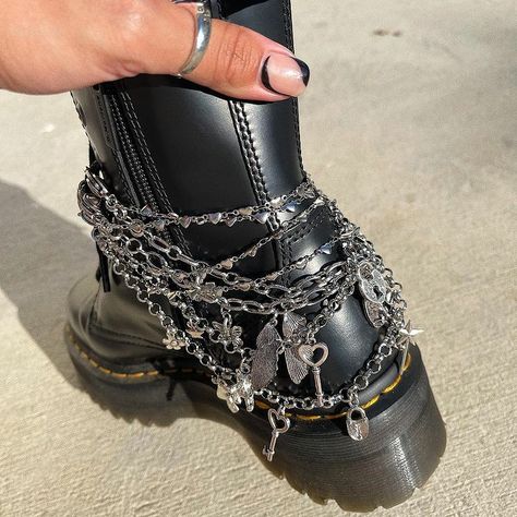 Rave Shoes, Boot Charms, Shoe Decoration, Shoes Custom, Decorated Shoes, Feel Inspired, Biker Boot, Diy Fashion, Diy Clothes