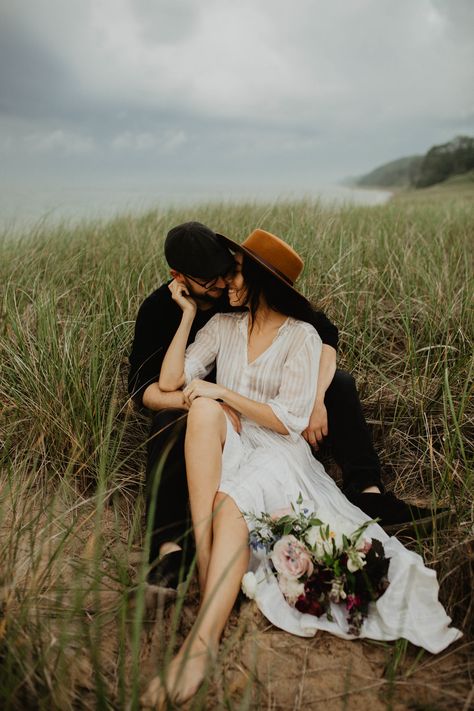 Vineyard Photos, Couples Picnic, Foto Pertunangan, Prenuptial Photoshoot, Romantic Poses, Boho Photoshoot, Wedding Fotos, Beach Couple, Pre Wedding Photoshoot Outdoor